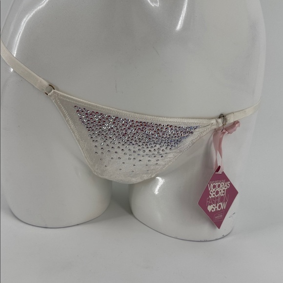 Victoria’s Secret Fashion Show 2010 Swarovski Miraculous Plunge Bra & Thong - Picture 8 of 16